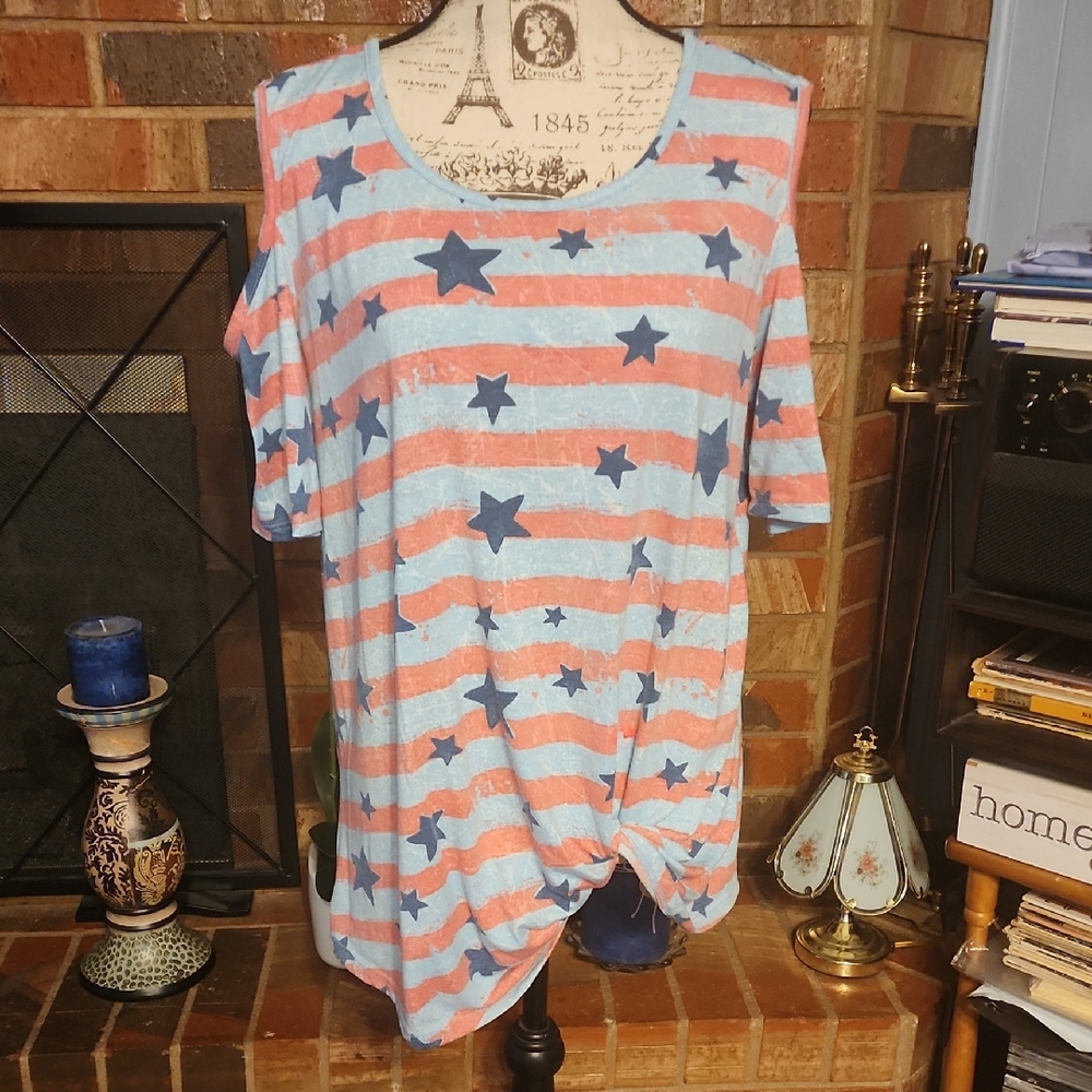 ✨5/$8✨ Blue and Pink Star Patterned Women's Top B4